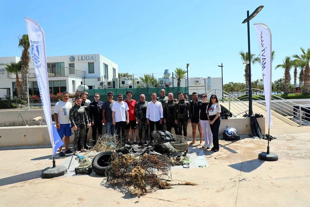 Bunu balıklar yıkansın diye mi denize attın! Deniz dibi temizliğinde 'Pes' dedirten görüntüler... 5